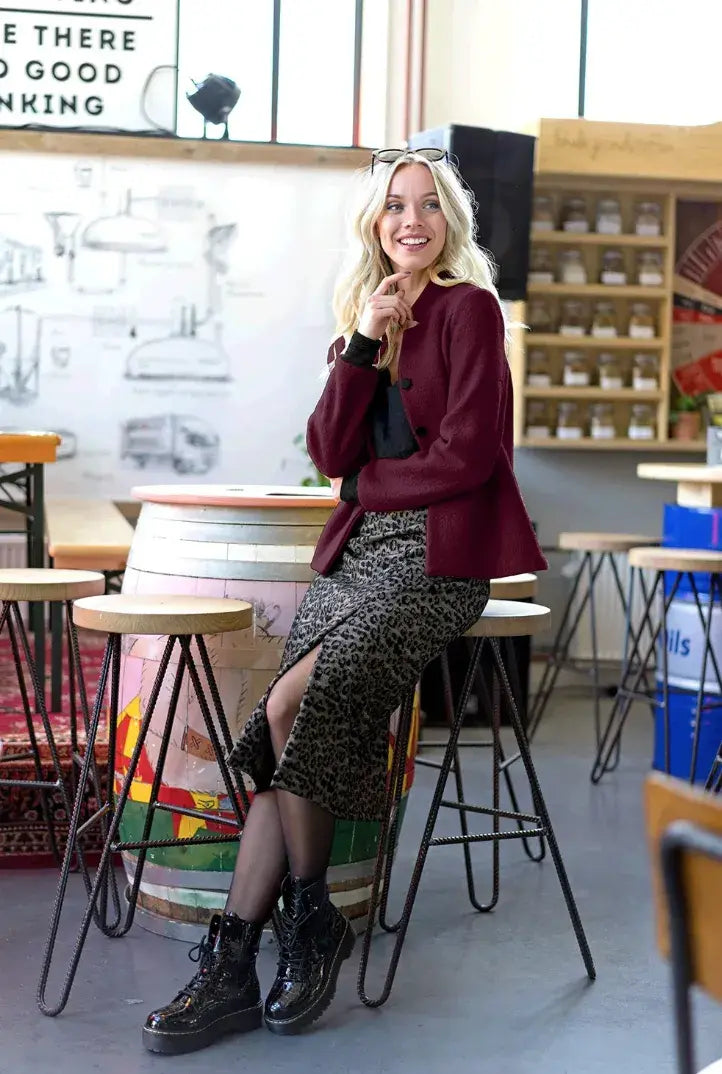 frau-blond-traegt-uni-walkloden-wolle-mantel-kurz-stoff-stoffparadies-lyss