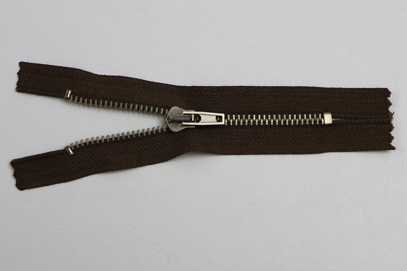 Reissverschluss mit Metallkrampe "braun"