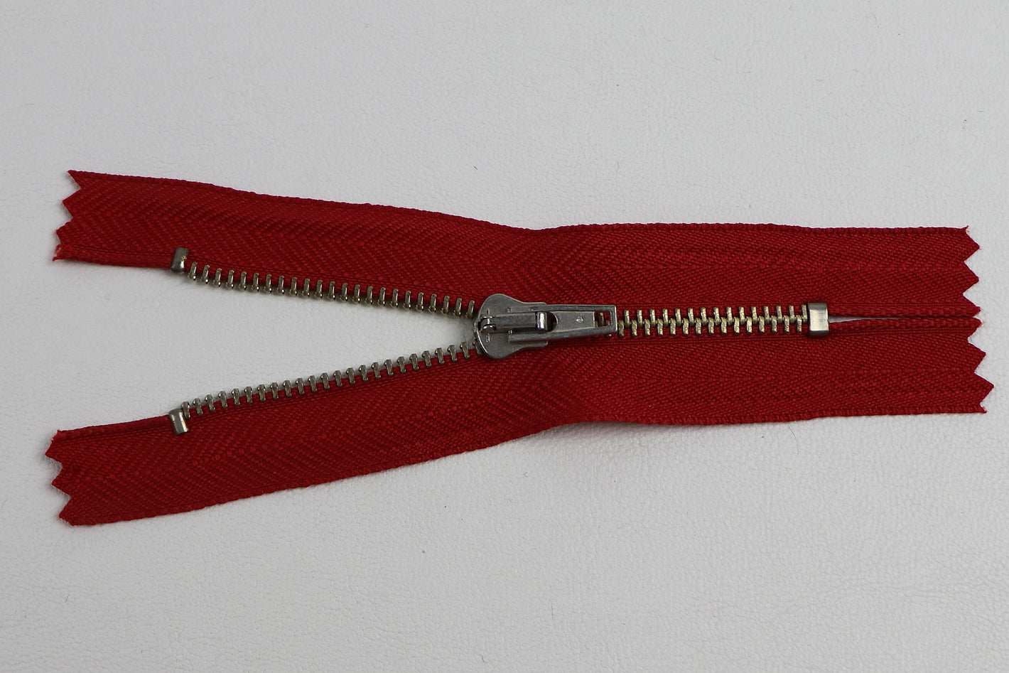 Reissverschluss mit Metallkrampe "rot"