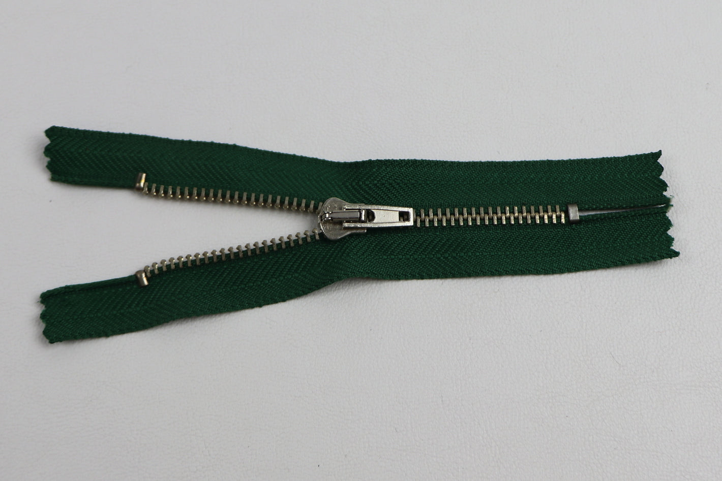 Reissverschluss mit Metallkampe "grün"