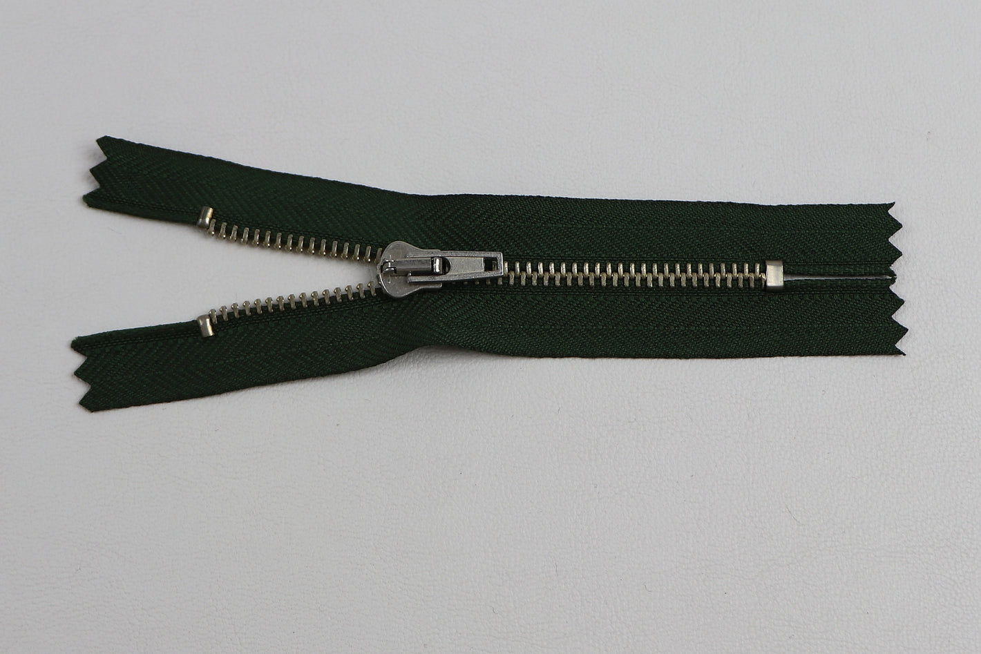 Reissverschluss mit Metallkrampe "olive"