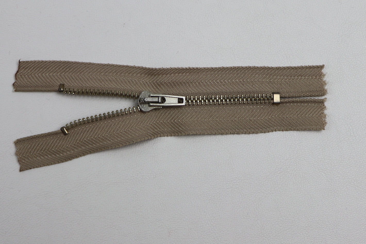 Reissverschluss mit Metallkrampe "beige"