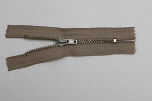 Reissverschluss mit Metallkrampe "beige"