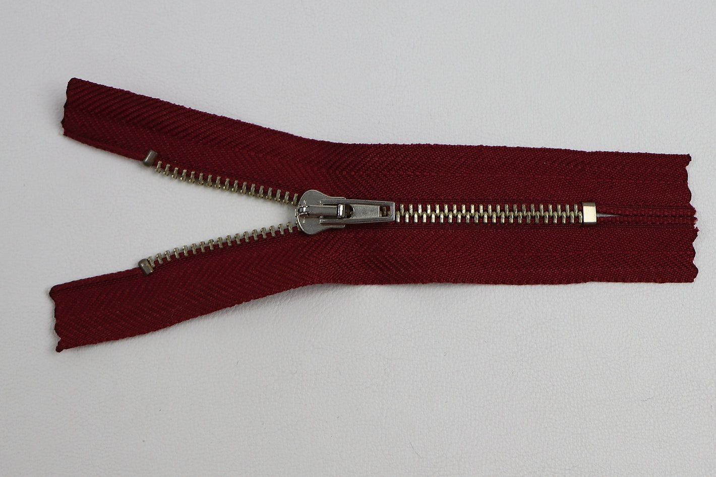 Reissverschluss mit Metallkrampe "bordeaux"