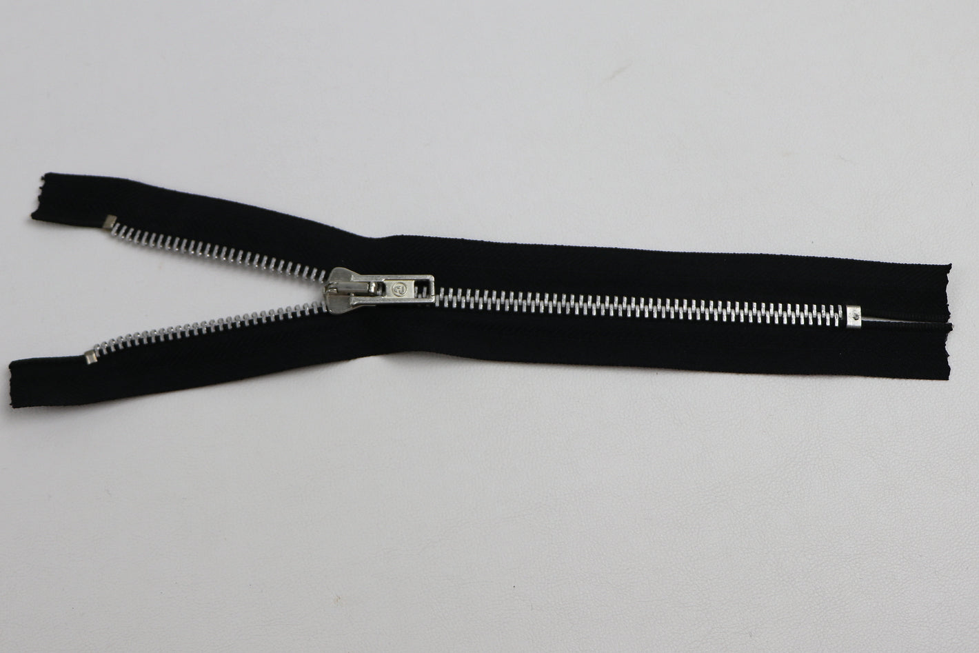 Reissverschluss mit Metallkrampe "silber"