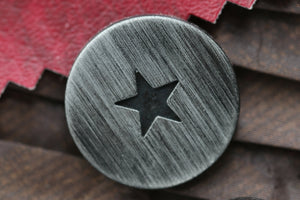 Knopf Stern tief