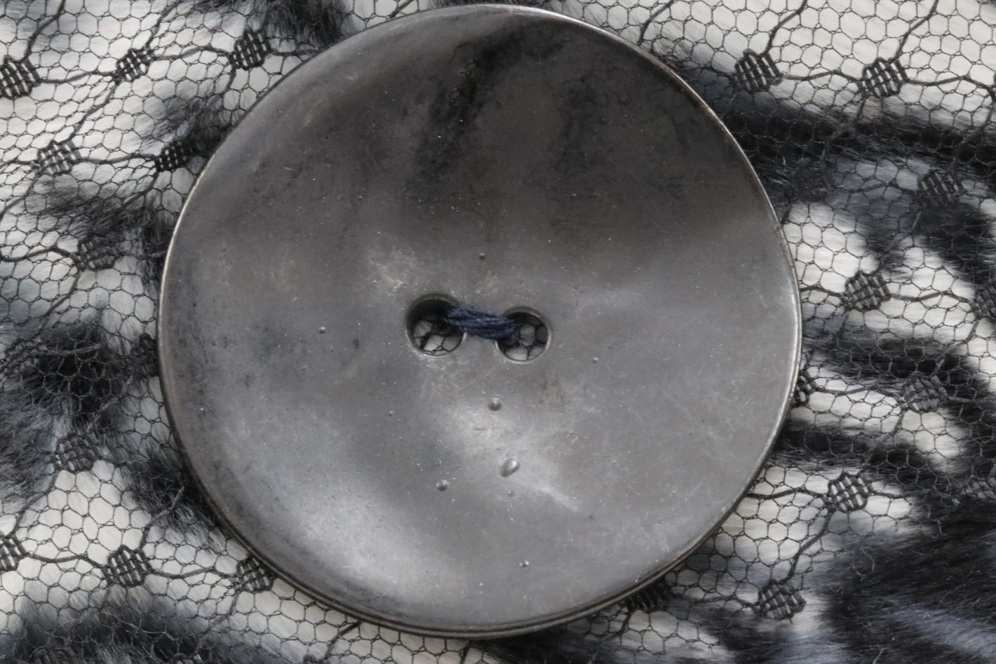 raffinierter Knopf Metall