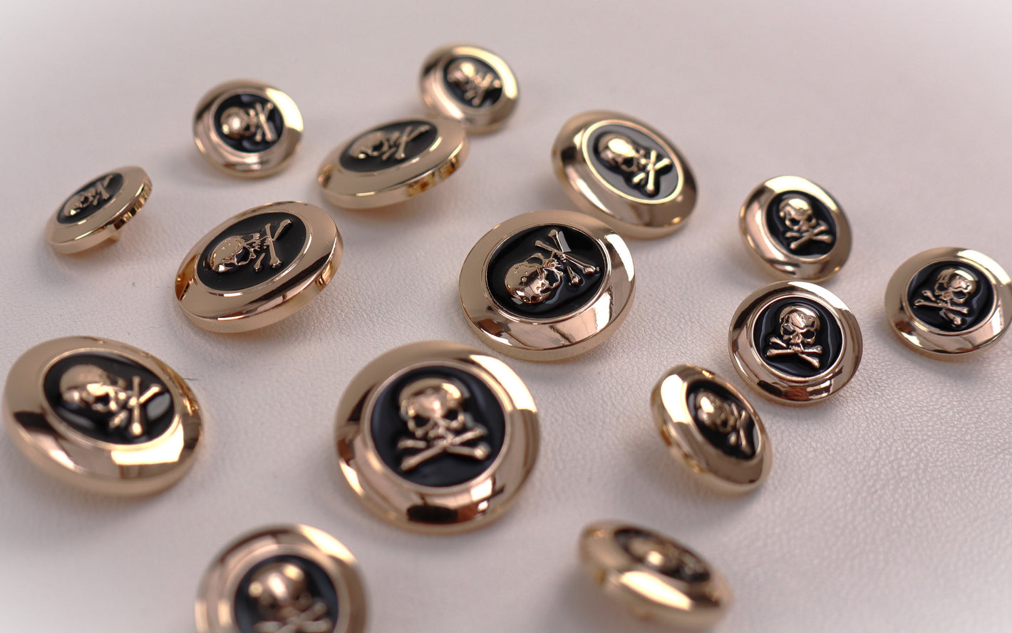 Knopf Totenkopf "gold"
