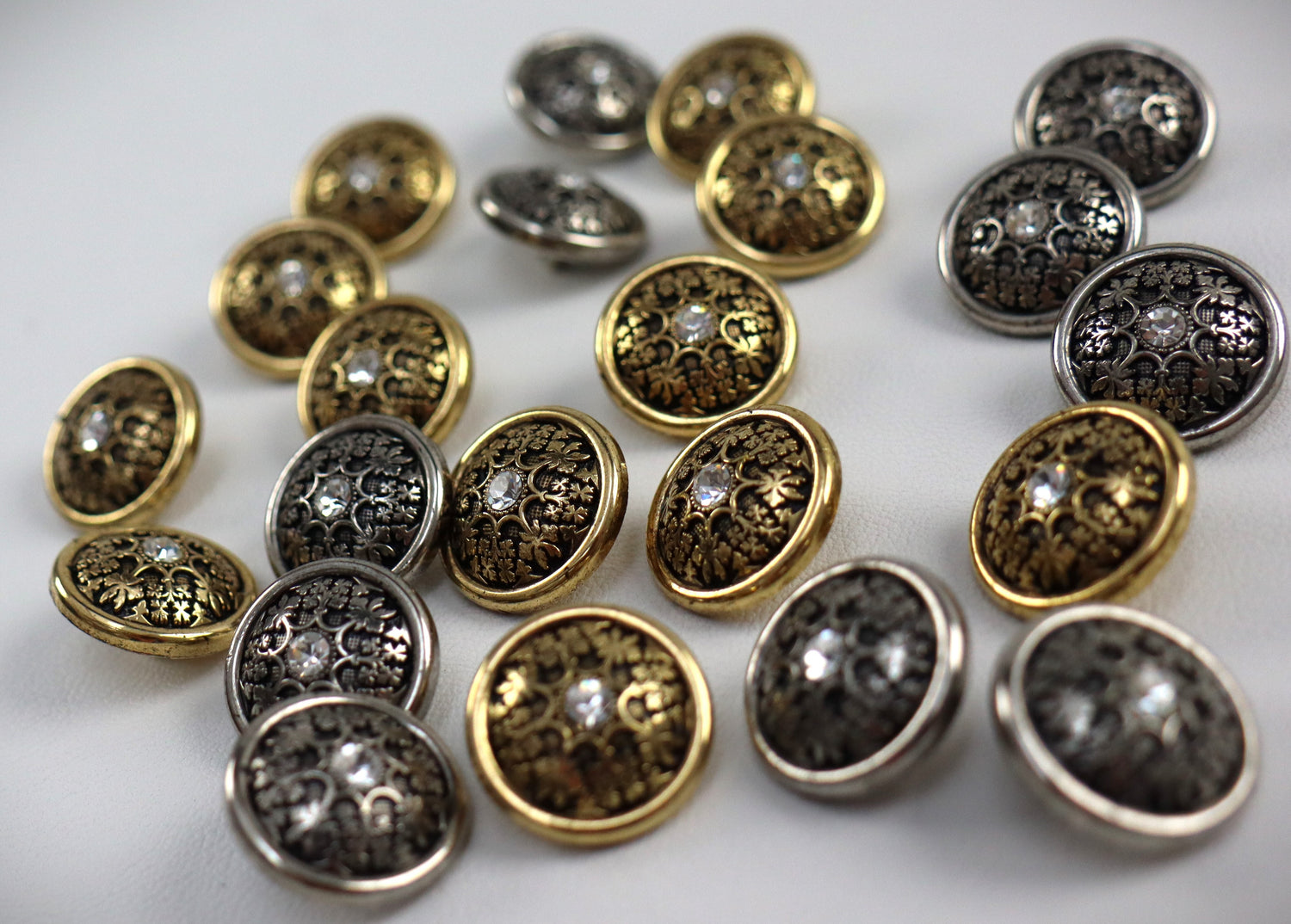 Knopf mit Strassstein