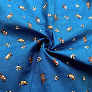 edelweiss-mit-kuhen-blau-baumwolle-druck-stoff-stoffpradies-lyss