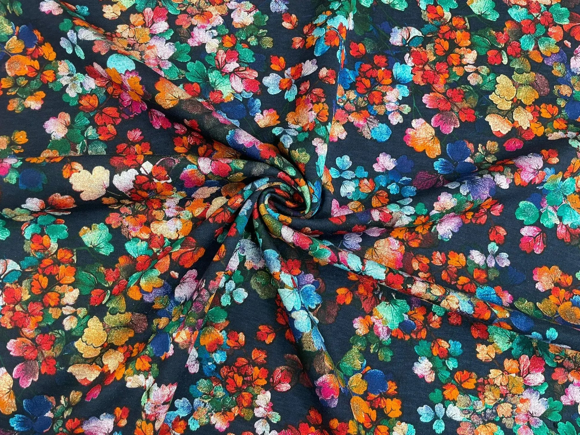 bunte-blumen-marine-hintergrund-viskose-polyester-stoff-stoffparadies-lyss