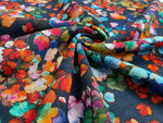 bunte-blumen-marine-blauem-hintergrund-viskose-polyester-stoff-stoffparadies-lyss