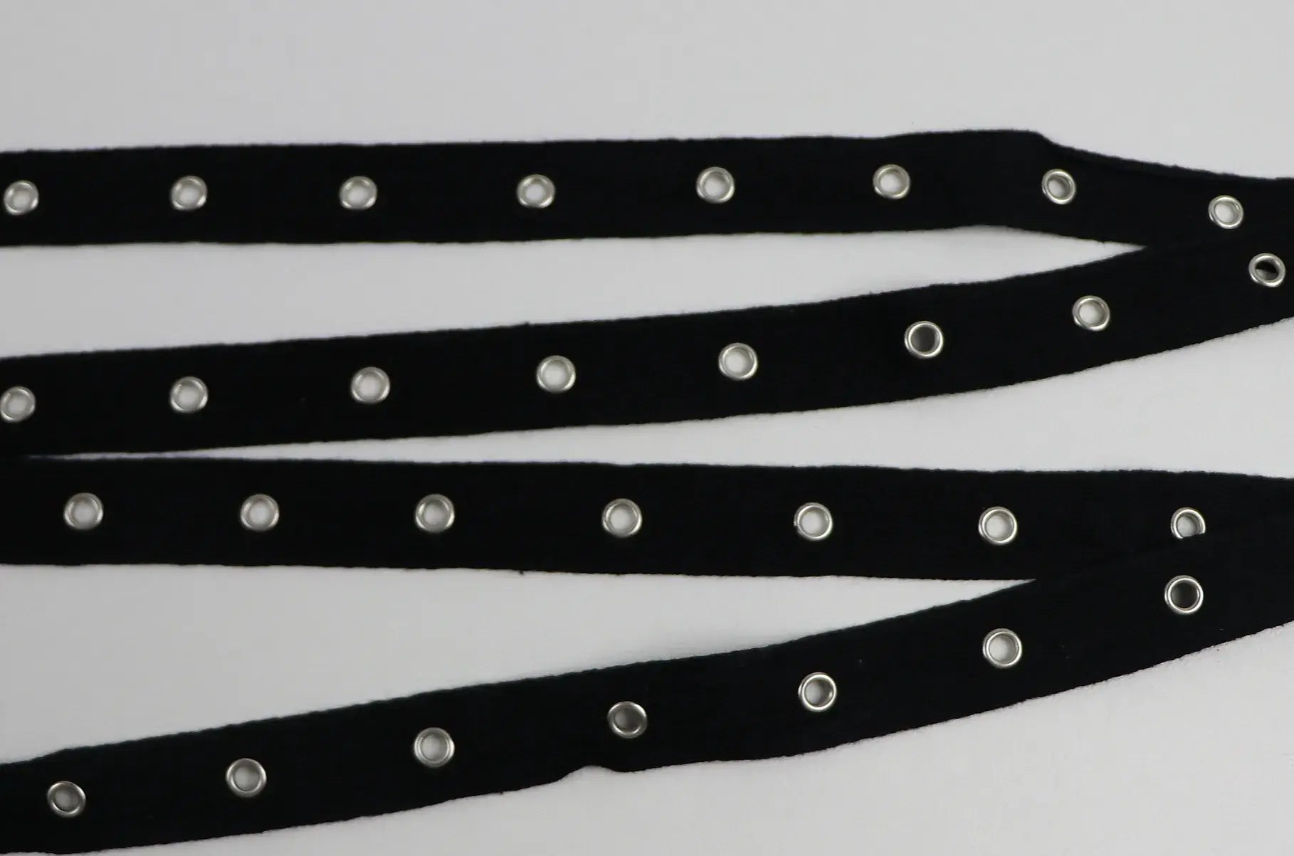 oesenband-uni-schwarz-naehzubehoer-baenderstoffparadieslyss-